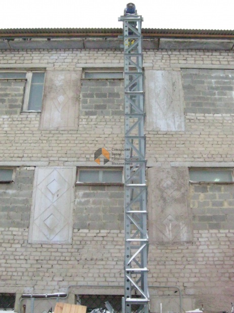 Мачтовый подъемник снаружи здания Саранск