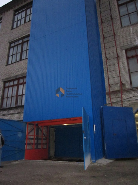 Шахтный подъемник снаружи здания Кузнецк
