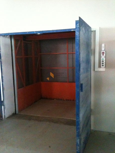 Шахтный подъемник внутри здания Самара
